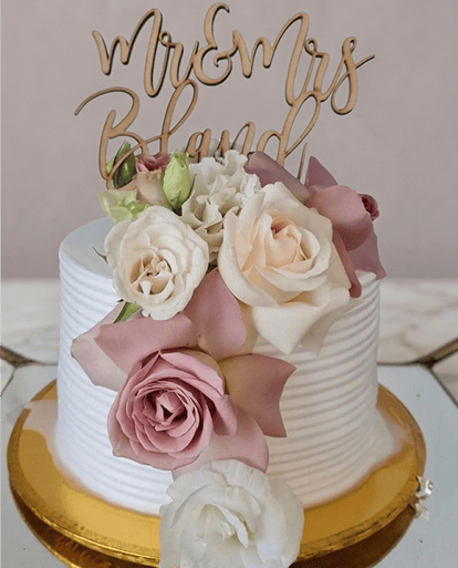 Pastel de bodas con flores